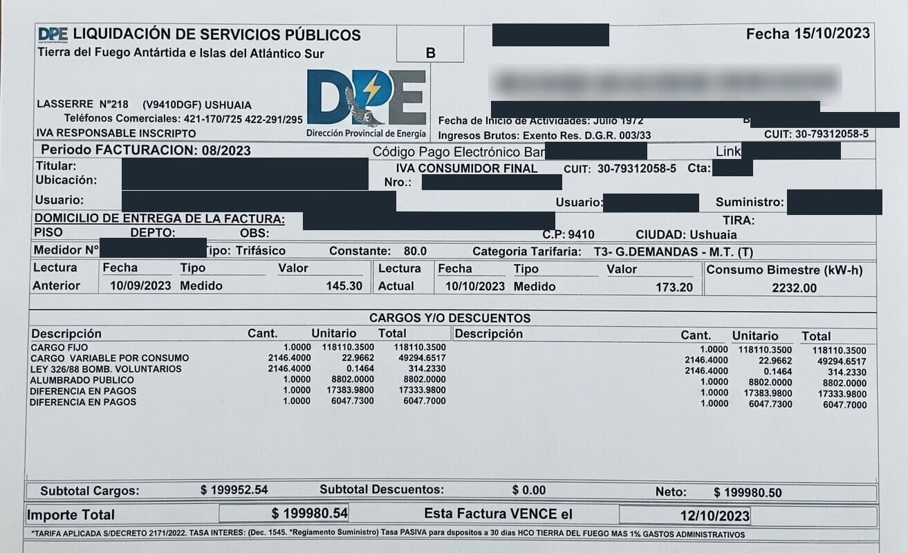 Liquidación de servicios públicos de la DPE con los datos identificatorios tapados, donde se ven el código de pago electrónico Banelco, el código Link, el importe total y la fecha de vencimiento