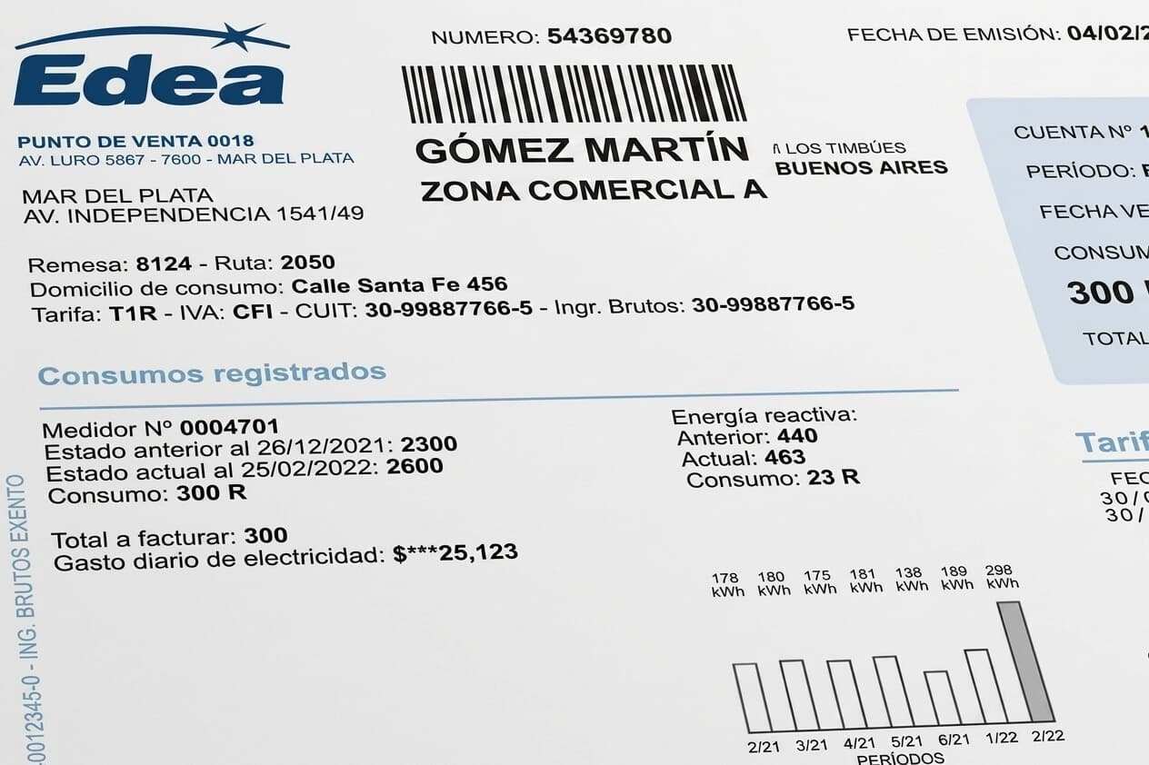 Encabezado de una factura de EDEA con el número de factura y su código de barras, el recuadro de Cuenta Nº con el período y el consumo, el bloque de consumos registrados con los estados del medidor y el gráfico de kWh por período
