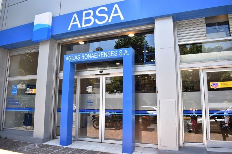 Entrada de una oficina de ABSA Aguas Bonaerenses.